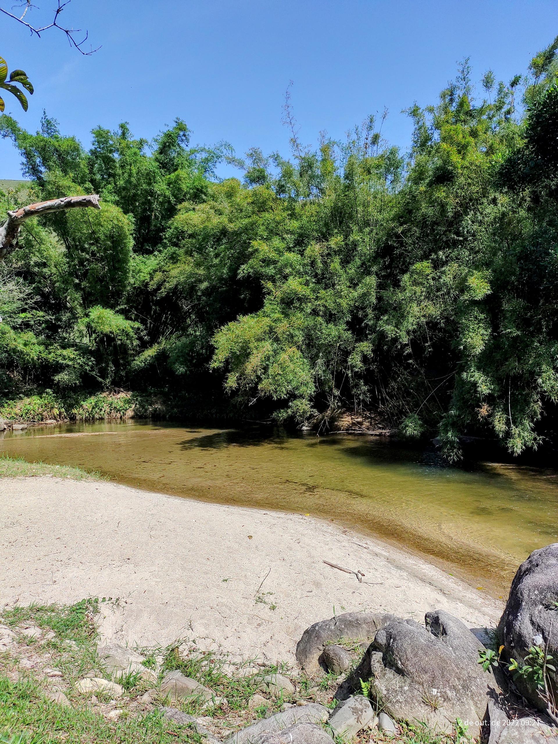 Rio Sana cristalino às portas do Hotel Pousada Bambuzal em Sana, Macaé - RJ